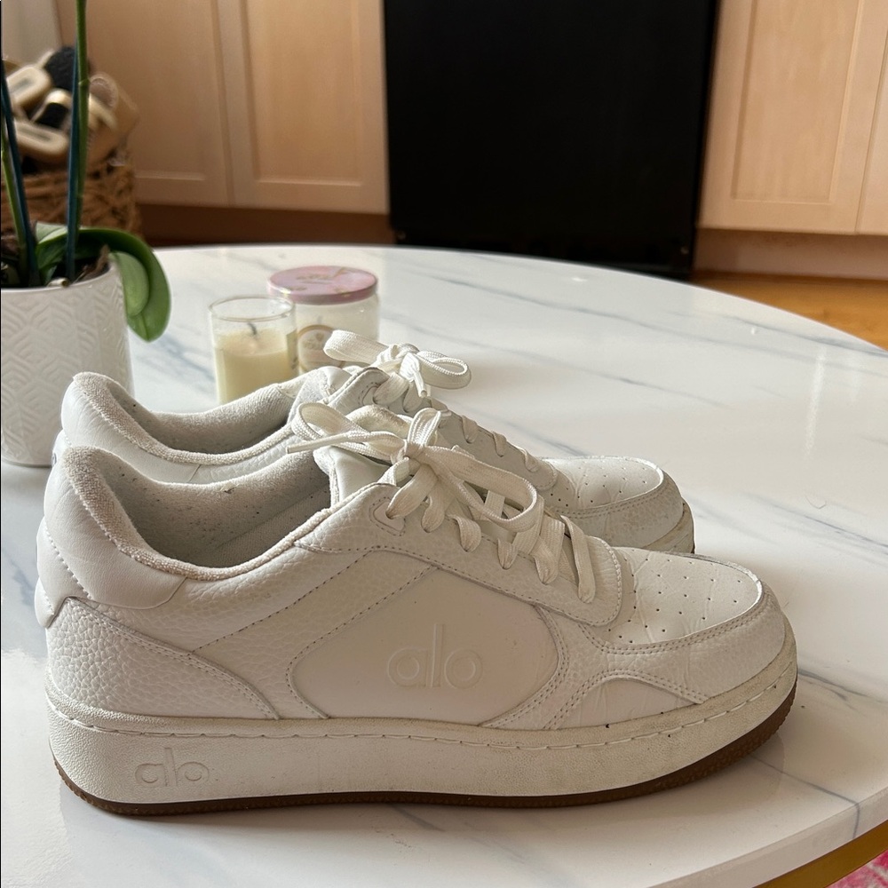 ALO Yoga Cream Lace-Up Sneakers